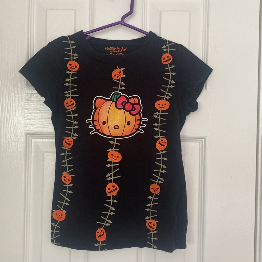 Little Girl Hello Kitty Black Tee with Orange Pumpkin Design by Sanrio